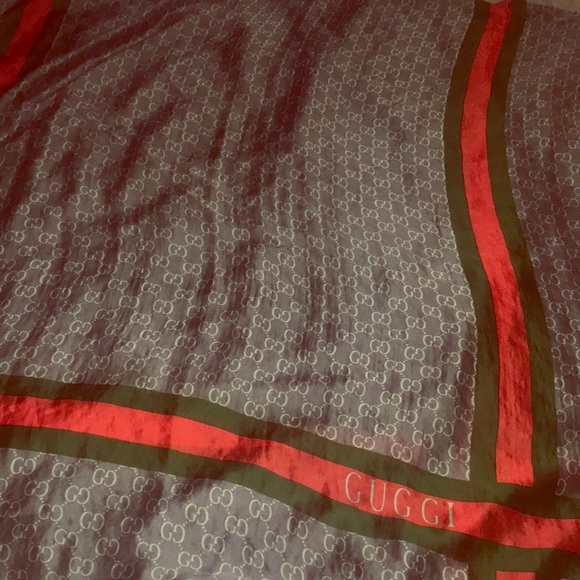 Authentic GG Gucci silk scarf - Picture 1 of 2